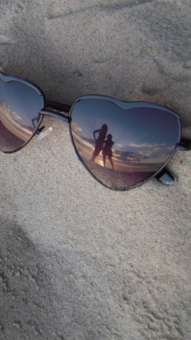 Screenshot №1 pro téma Sunglasses On Sand 640x1136