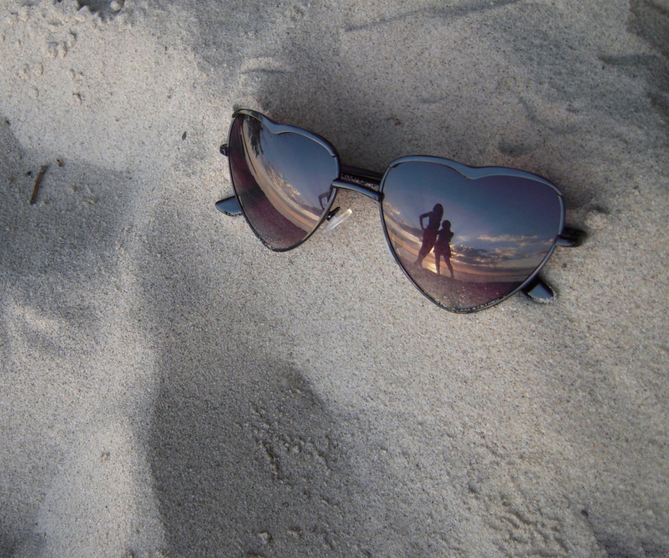 Screenshot №1 pro téma Sunglasses On Sand 960x800