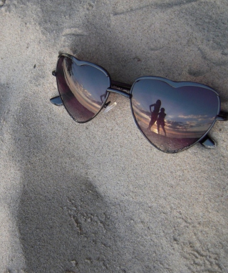 Sunglasses On Sand - Obrázkek zdarma pro 320x480