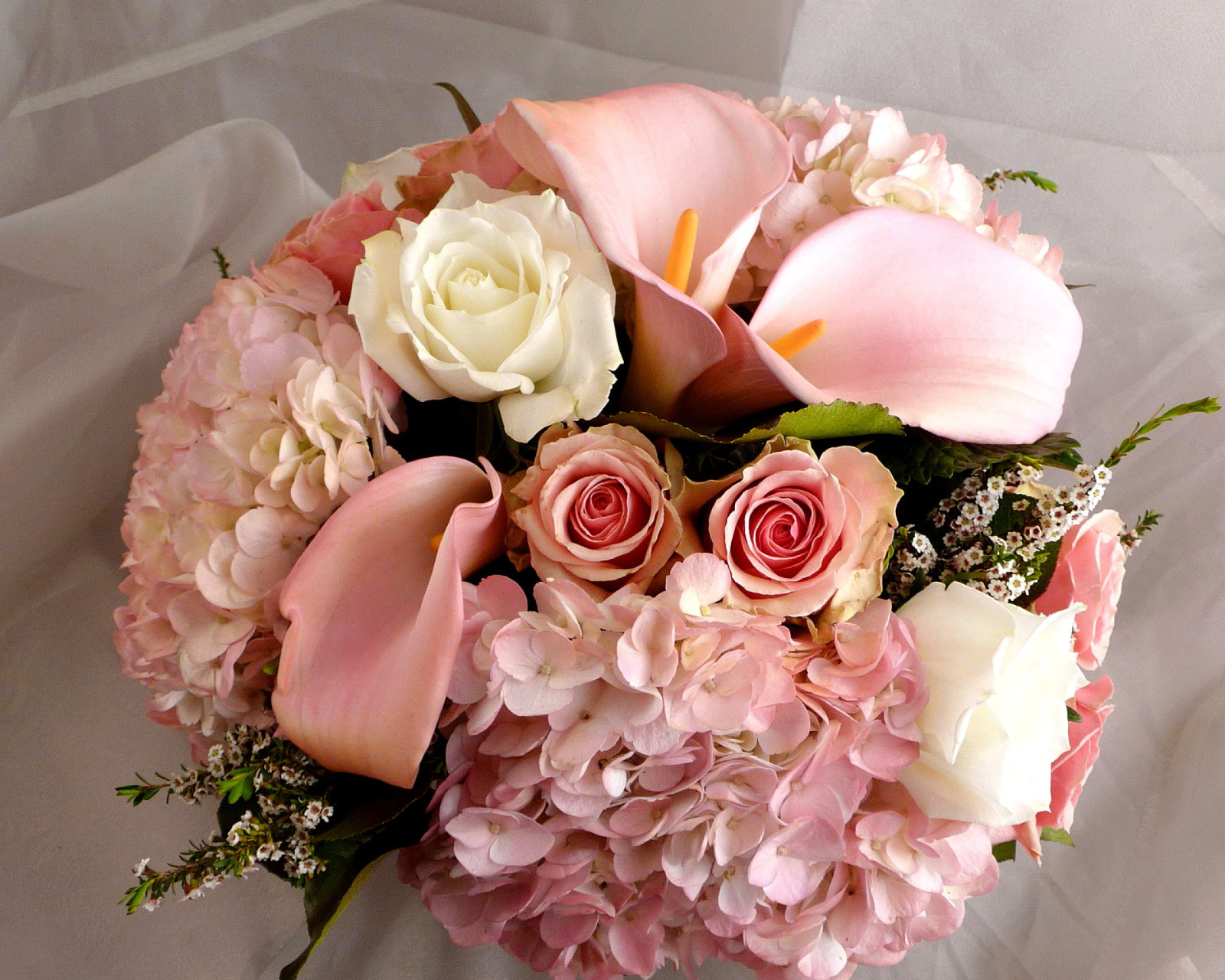 Обои White Roses Bouquet 1600x1280