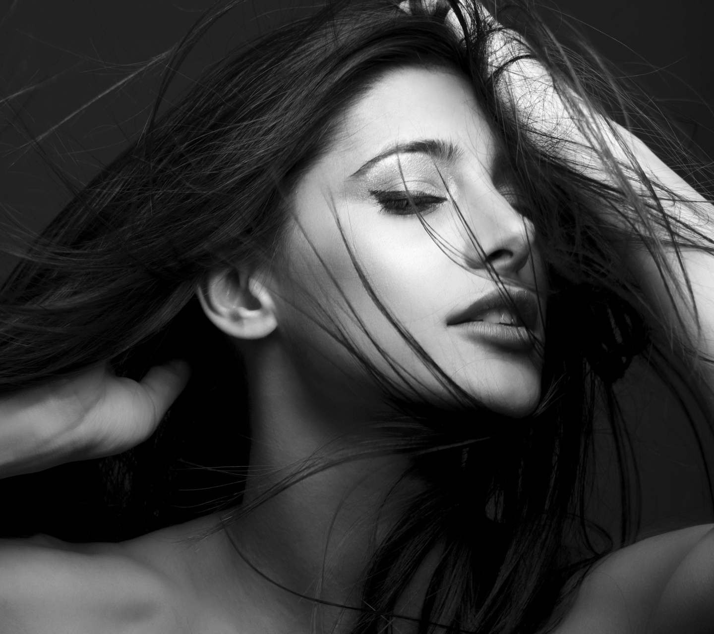 Screenshot №1 pro téma Nargis Fakhri Black & White 1440x1280