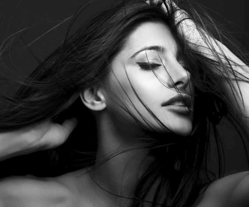 Screenshot №1 pro téma Nargis Fakhri Black & White 960x800