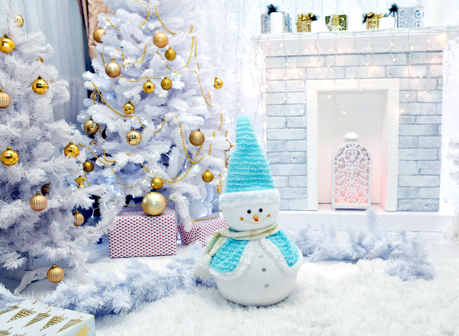 Christmas Tree and Snowman wallpaper 1920x1408