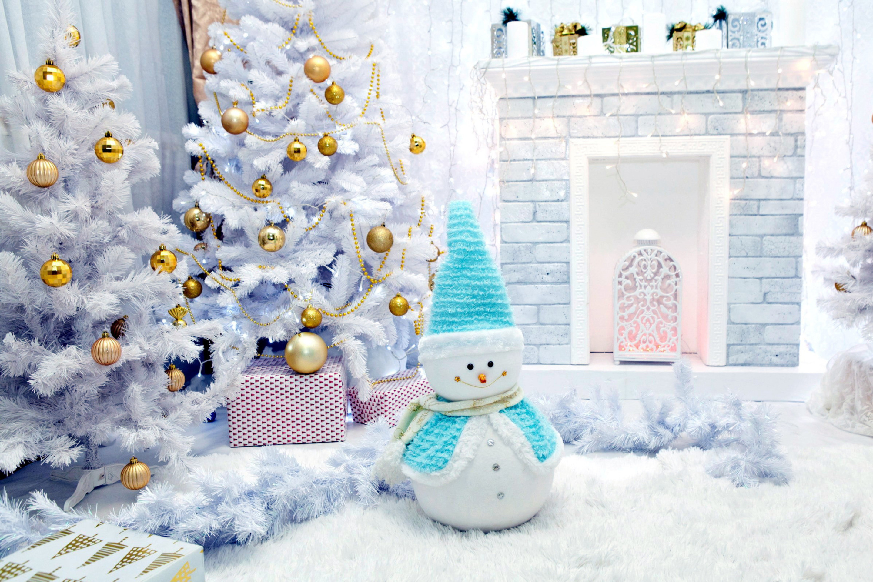 Обои Christmas Tree and Snowman 2880x1920