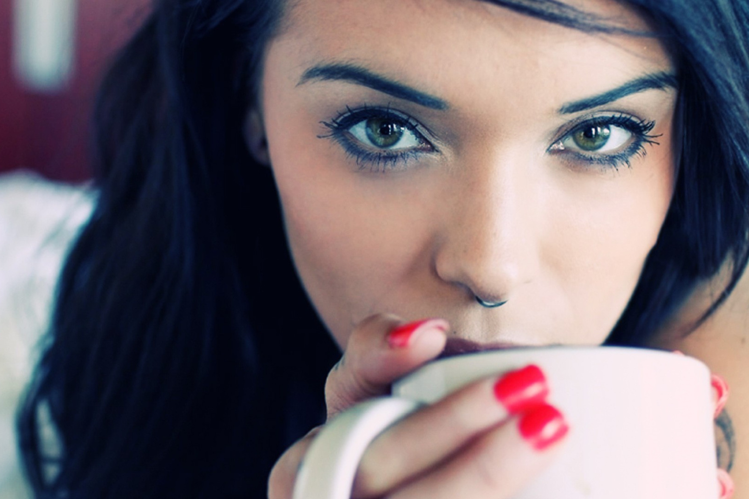 Screenshot №1 pro téma Girl Drinking Coffee 2880x1920