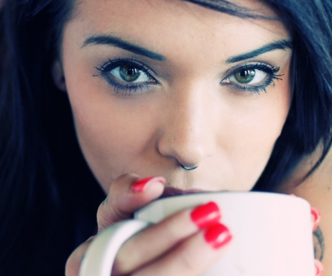 Screenshot №1 pro téma Girl Drinking Coffee 480x400