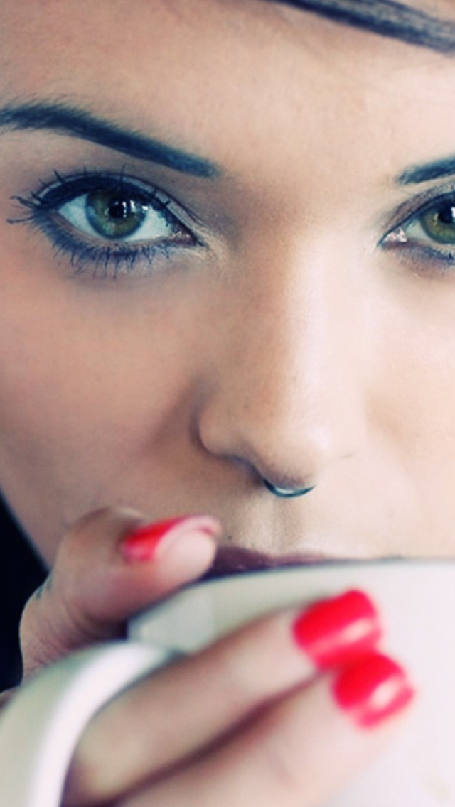 Girl Drinking Coffee screenshot #1 640x1136