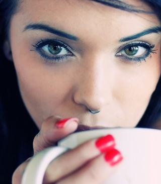 Girl Drinking Coffee - Obrázkek zdarma pro iPhone 5