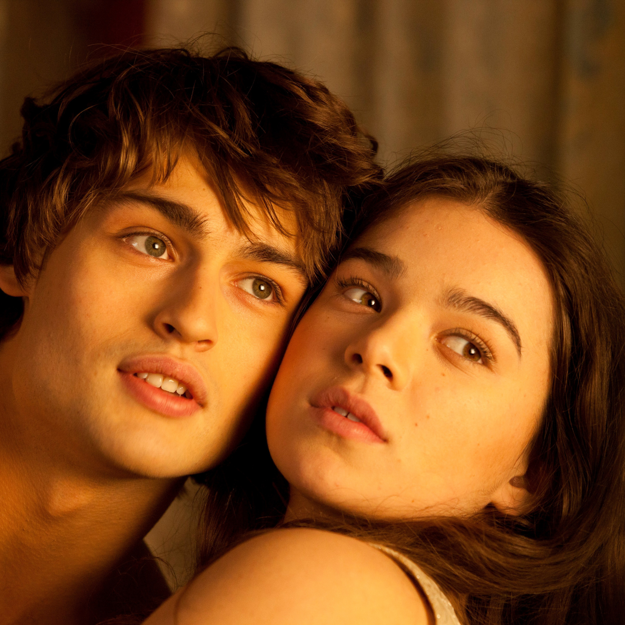 Screenshot №1 pro téma Romeo and Juliet with Hailee Steinfeld and Douglas Booth 2048x2048