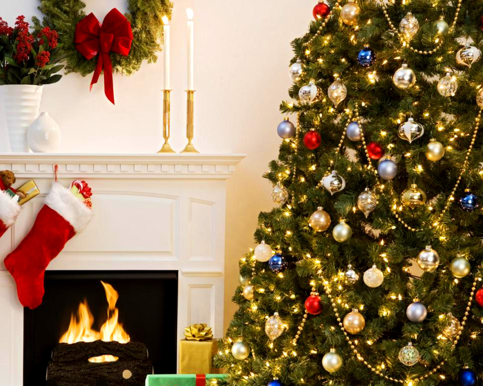 Holiday Fireplace wallpaper 1600x1280