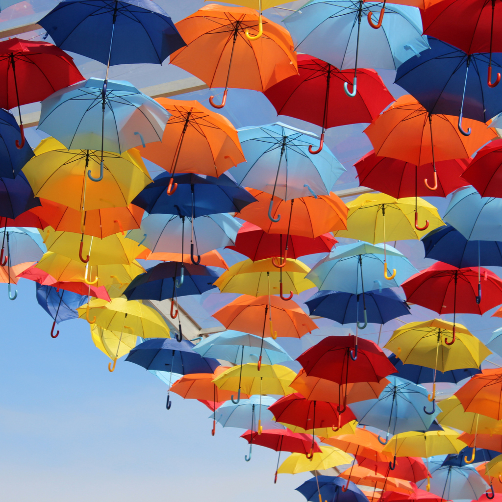 Fondo de pantalla Umbrellas In Sky 1024x1024