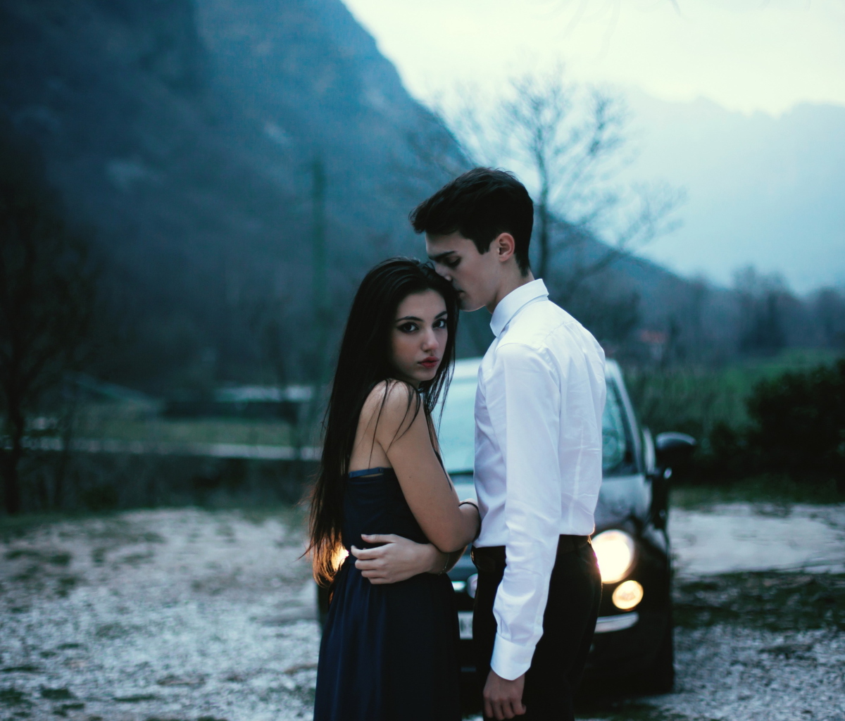 Das Couple In Front Of Car Wallpaper 1200x1024