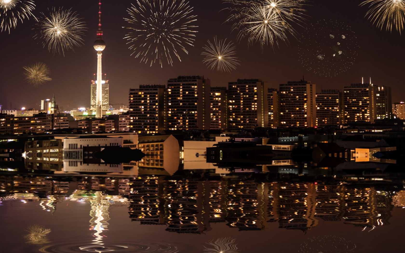 Screenshot №1 pro téma Fireworks In Berlin 1680x1050