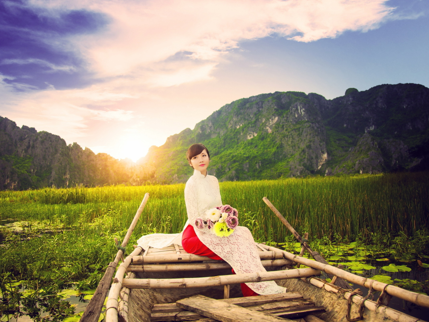 Fondo de pantalla Beautiful Asian Girl With Flowers Bouquet Sitting In Boat 1400x1050