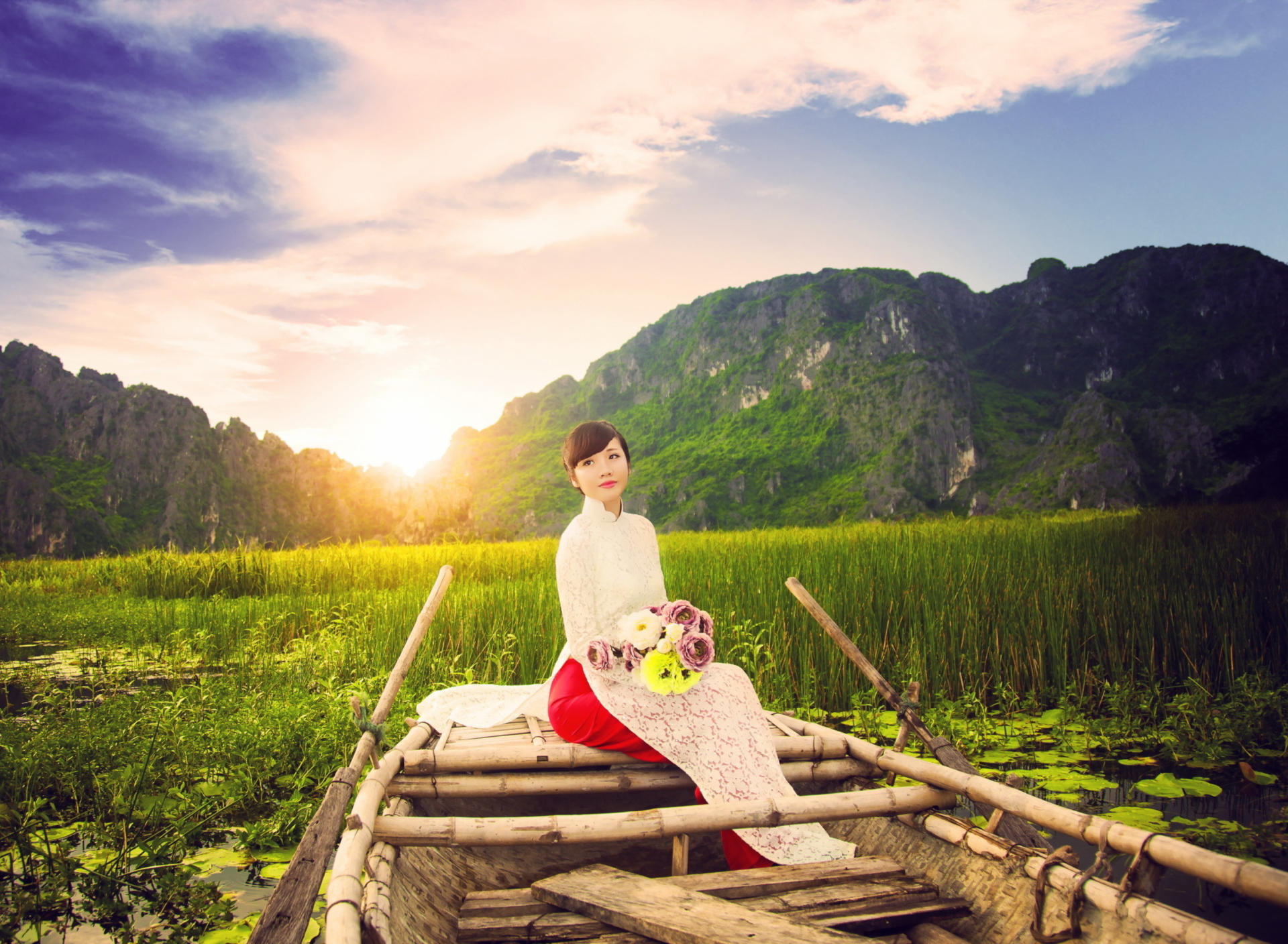 Das Beautiful Asian Girl With Flowers Bouquet Sitting In Boat Wallpaper 1920x1408