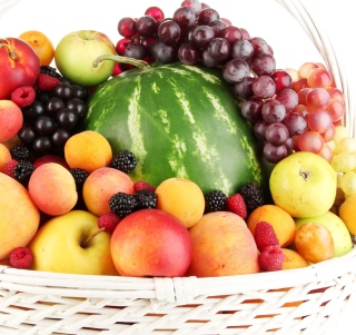 Kostenloses Berries And Fruits In Basket Wallpaper für iPad mini 2
