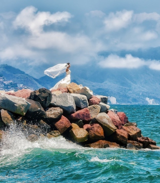 Bride On Sea Coast - Obrázkek zdarma pro 176x220