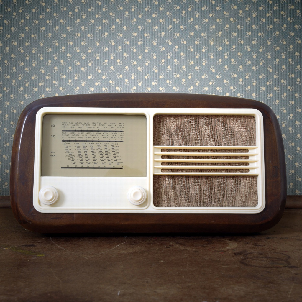 Fondo de pantalla Retro Radio in Museum 1024x1024