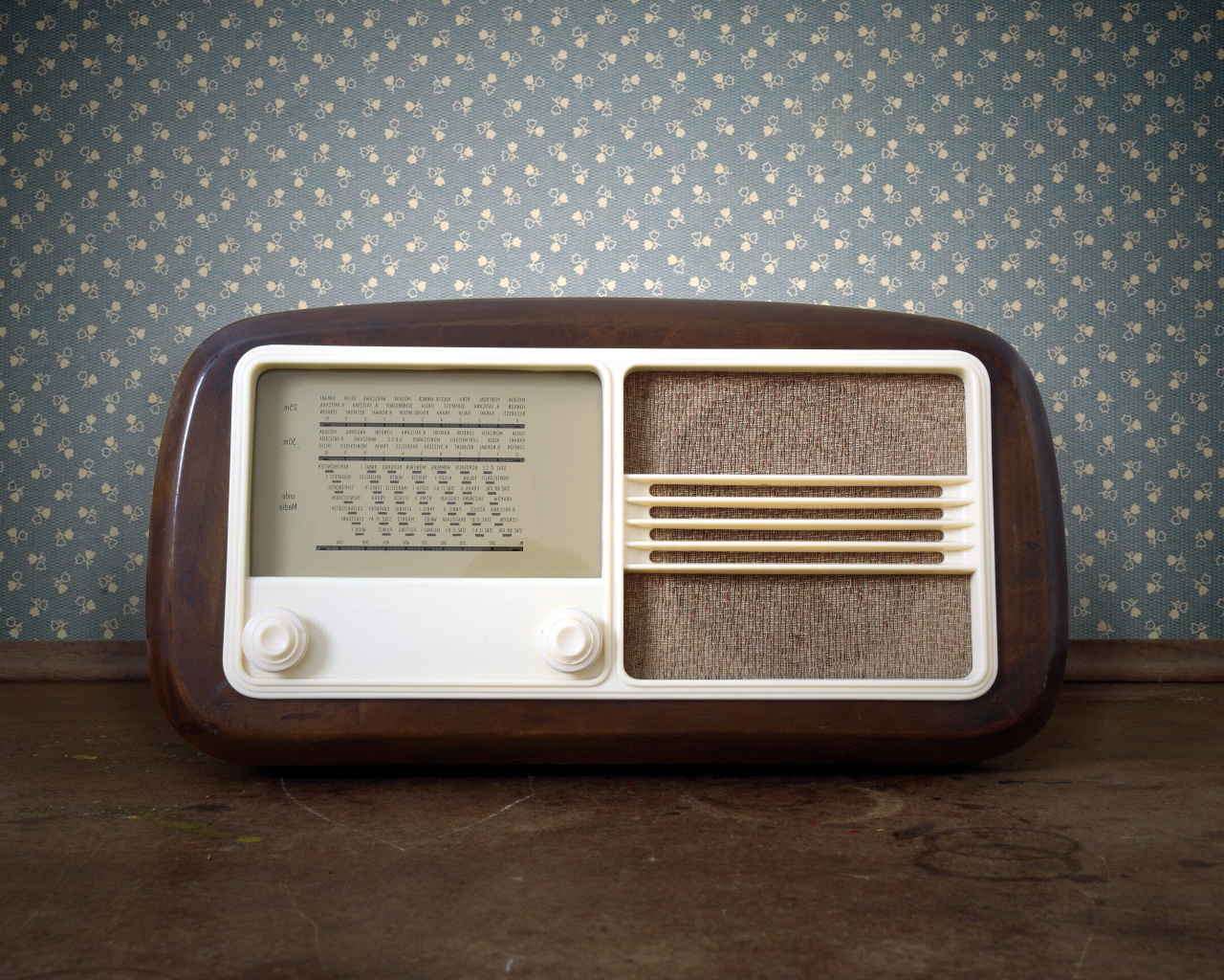 Das Retro Radio in Museum Wallpaper 1280x1024