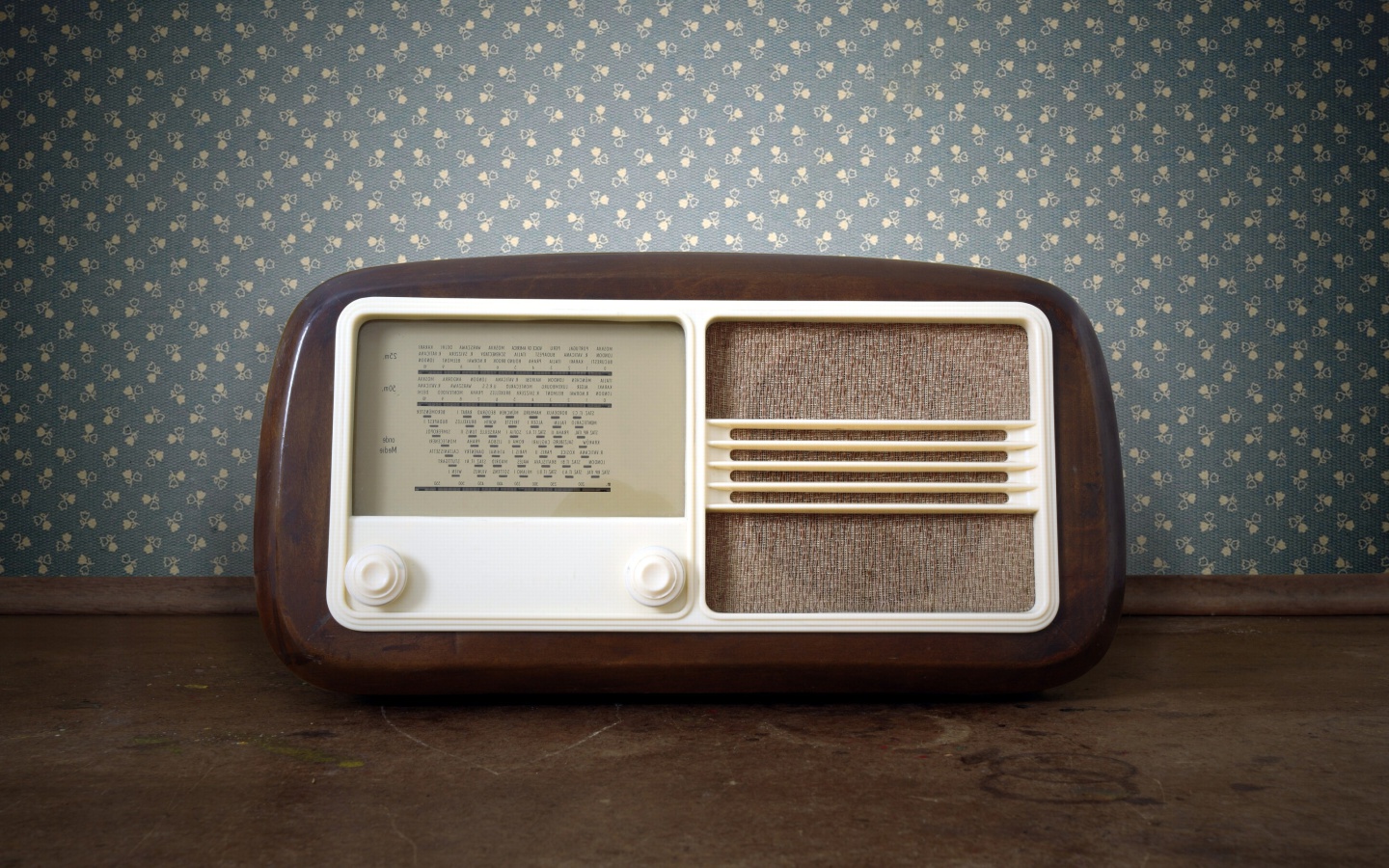 Das Retro Radio in Museum Wallpaper 1440x900