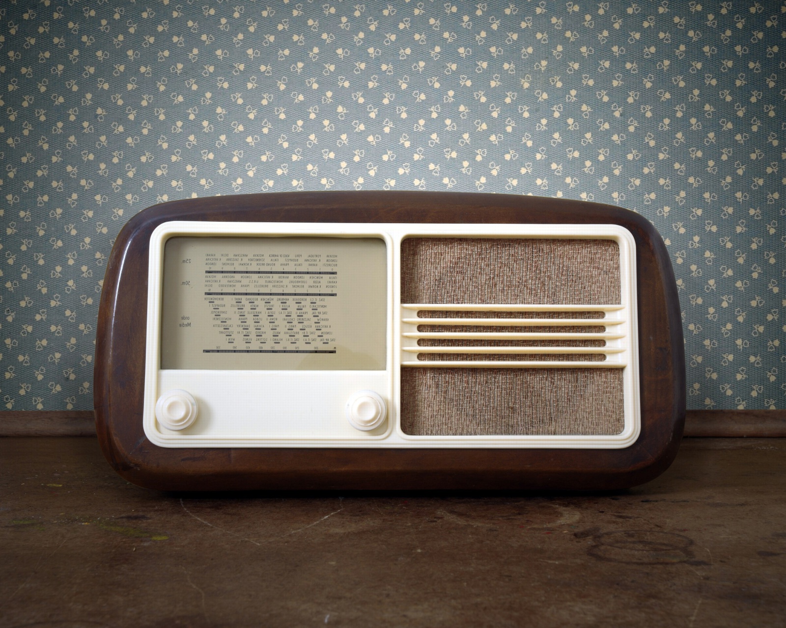 Sfondi Retro Radio in Museum 1600x1280