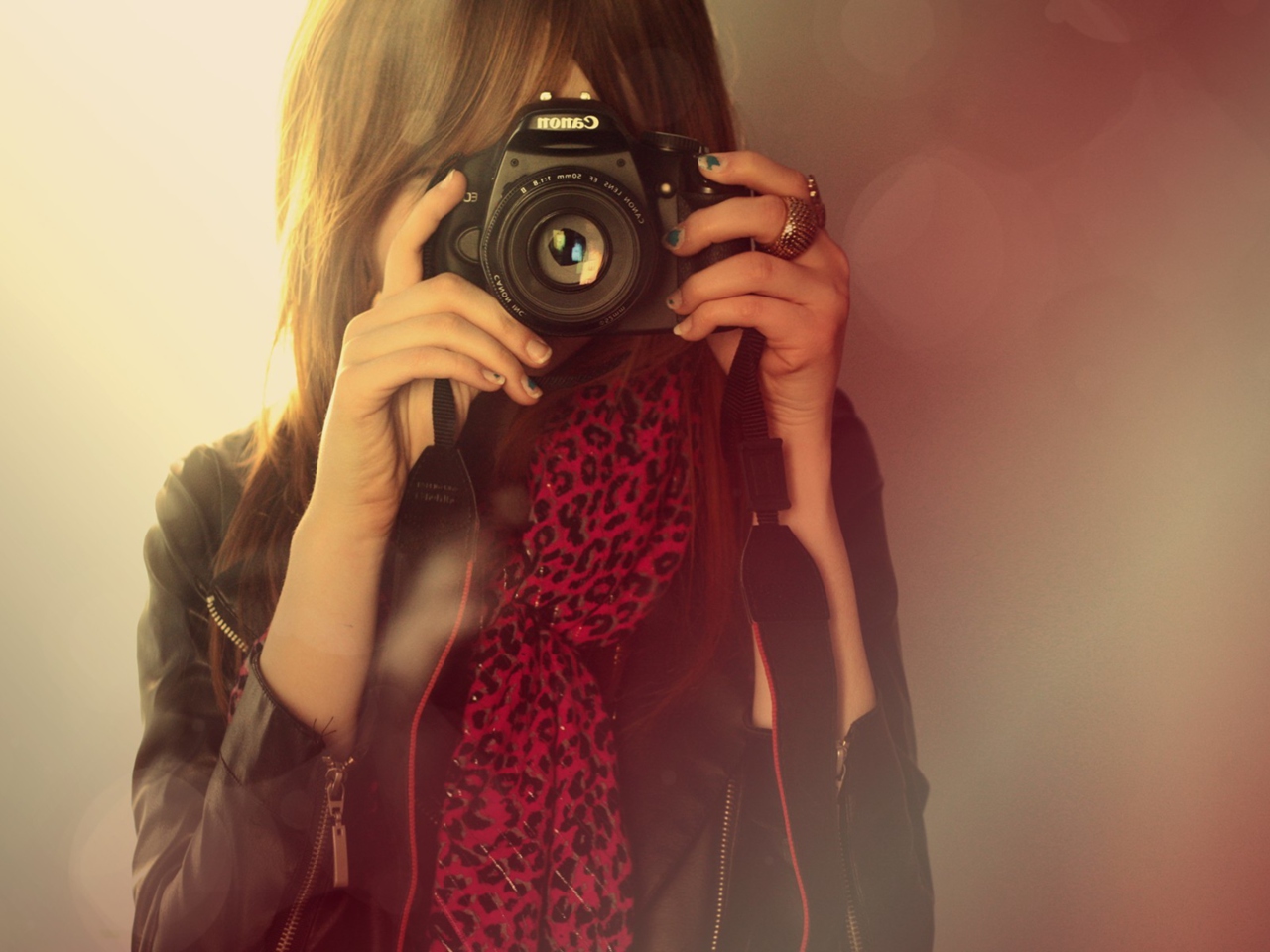 Das Girl With Canon Camera Wallpaper 1280x960