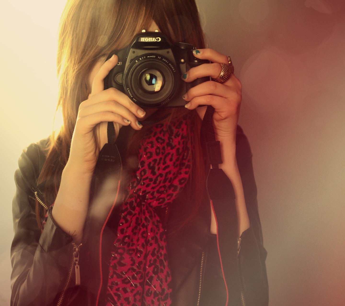 Fondo de pantalla Girl With Canon Camera 1440x1280
