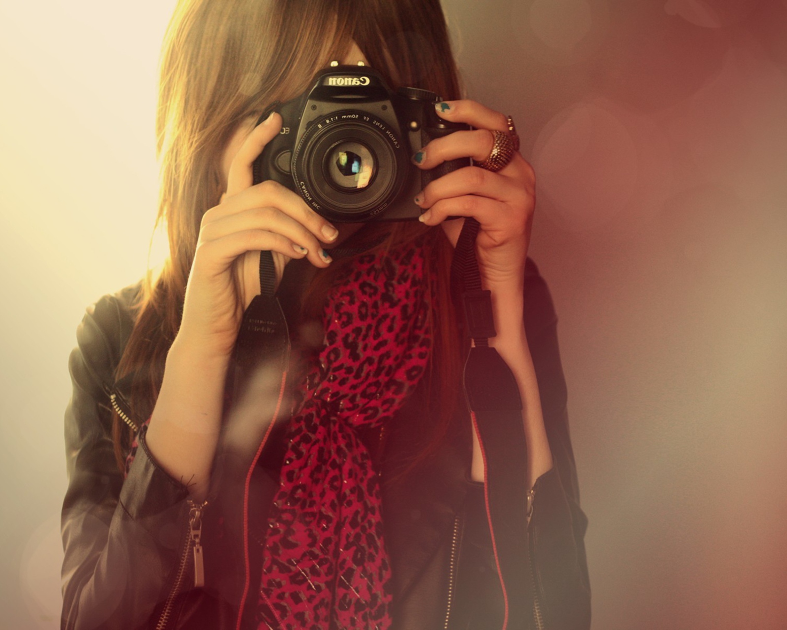 Fondo de pantalla Girl With Canon Camera 1600x1280