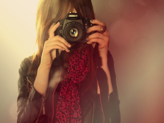 Fondo de pantalla Girl With Canon Camera 320x240