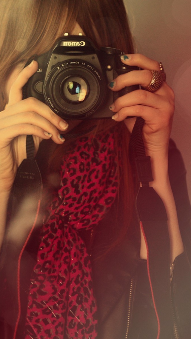 Das Girl With Canon Camera Wallpaper 640x1136