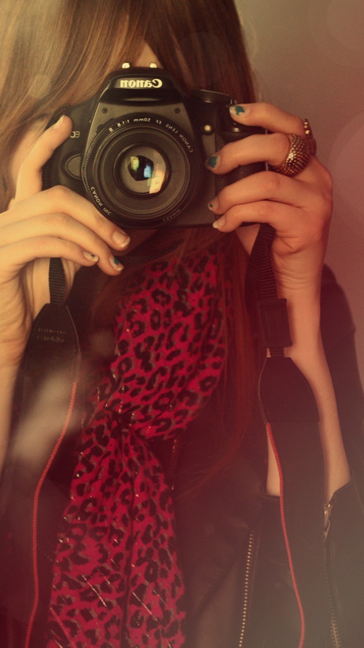 Das Girl With Canon Camera Wallpaper 750x1334