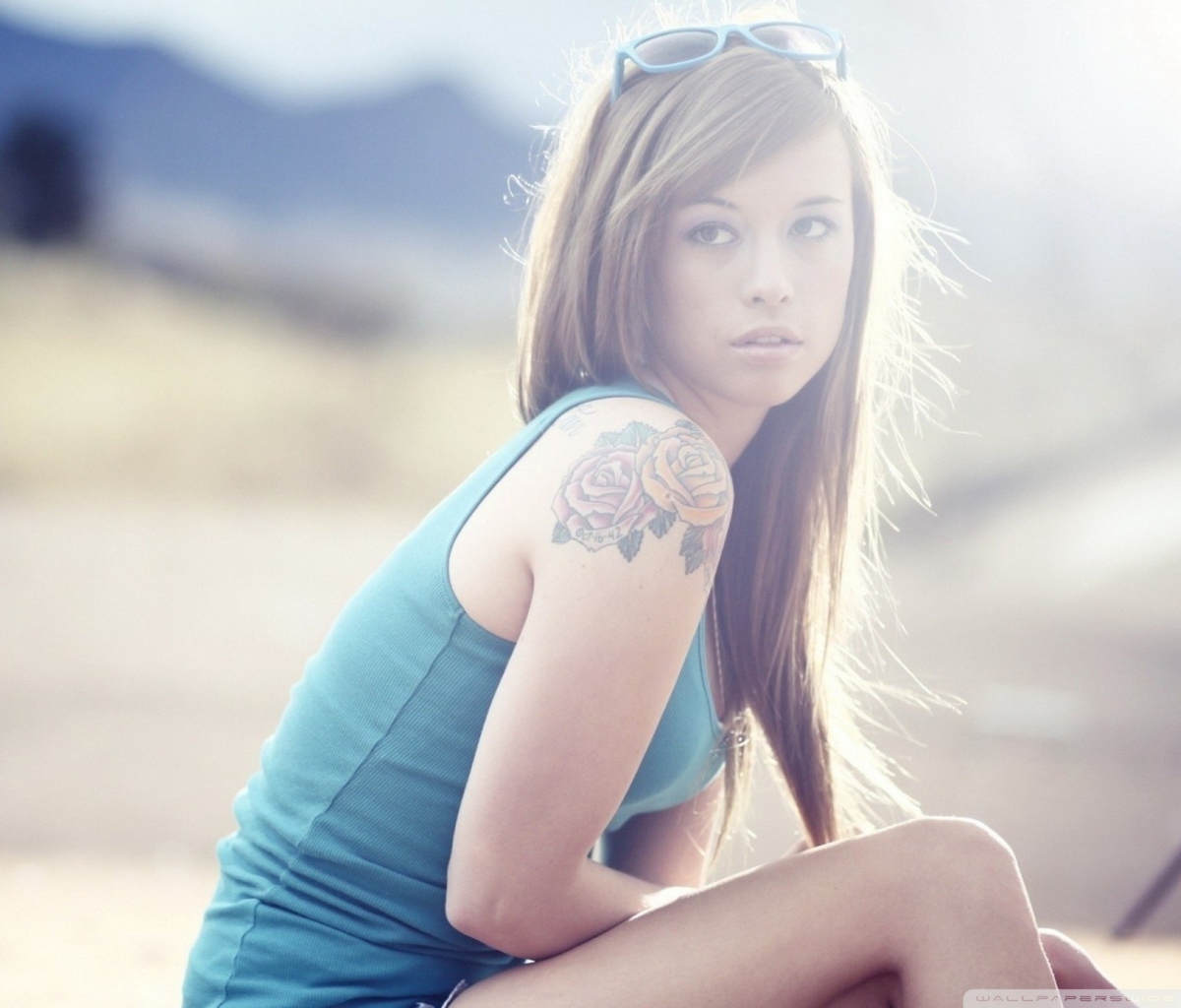 Screenshot №1 pro téma Beautiful Girl With Long Blonde Hair And Rose Tattoo 1200x1024