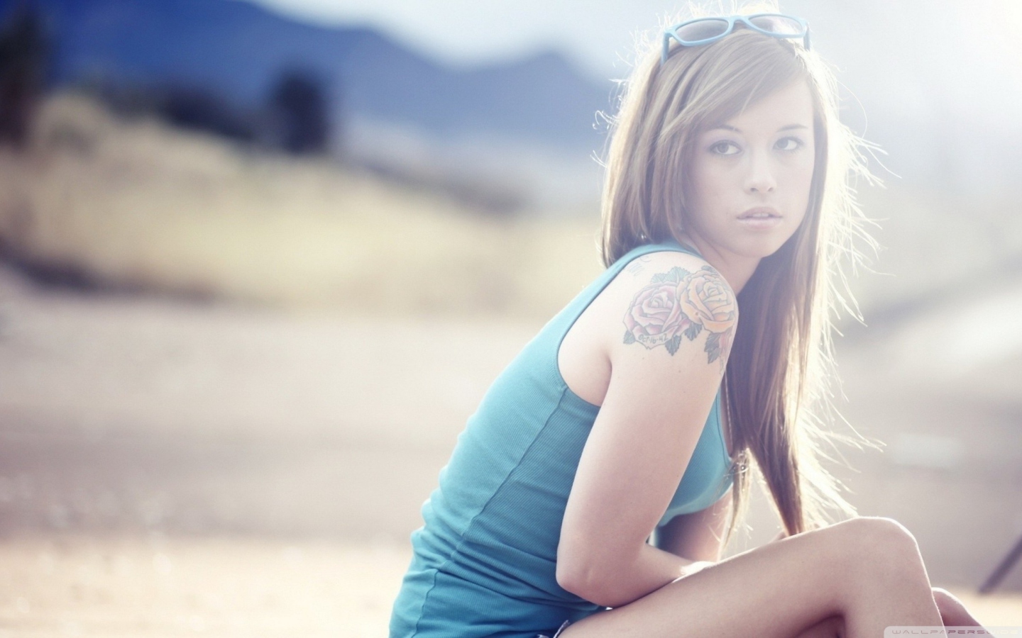 Fondo de pantalla Beautiful Girl With Long Blonde Hair And Rose Tattoo 1440x900
