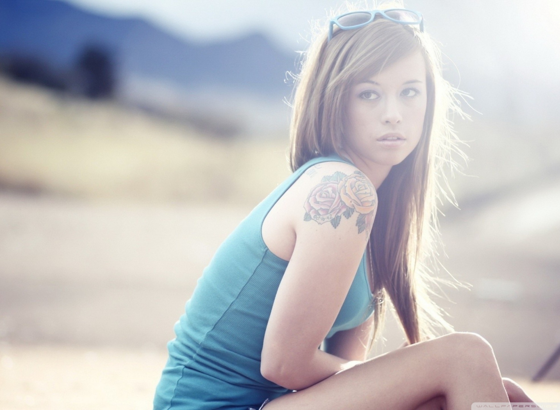 Das Beautiful Girl With Long Blonde Hair And Rose Tattoo Wallpaper 1920x1408