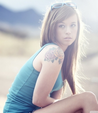 Beautiful Girl With Long Blonde Hair And Rose Tattoo - Obrázkek zdarma pro Nokia Lumia 925