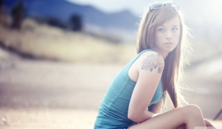 Beautiful Girl With Long Blonde Hair And Rose Tattoo - Obrázkek zdarma pro LG Optimus L9 P760