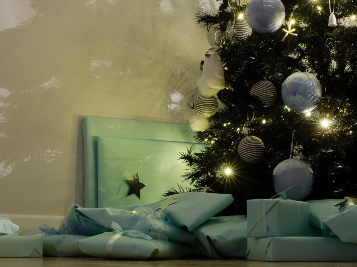 Screenshot №1 pro téma Presents And Christmas Tree 1152x864