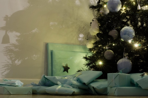Fondo de pantalla Presents And Christmas Tree 480x320