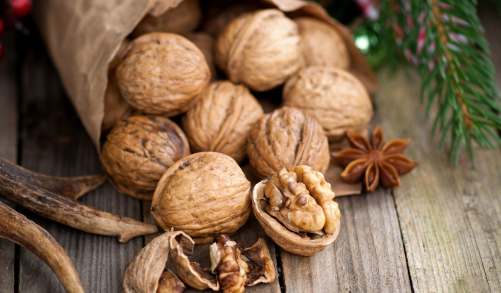 Обои Walnuts 1024x600