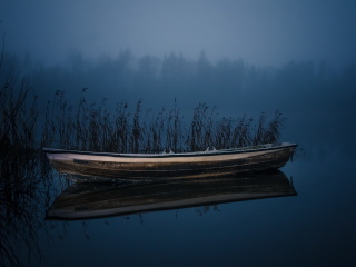 Boat in Night wallpaper 320x240