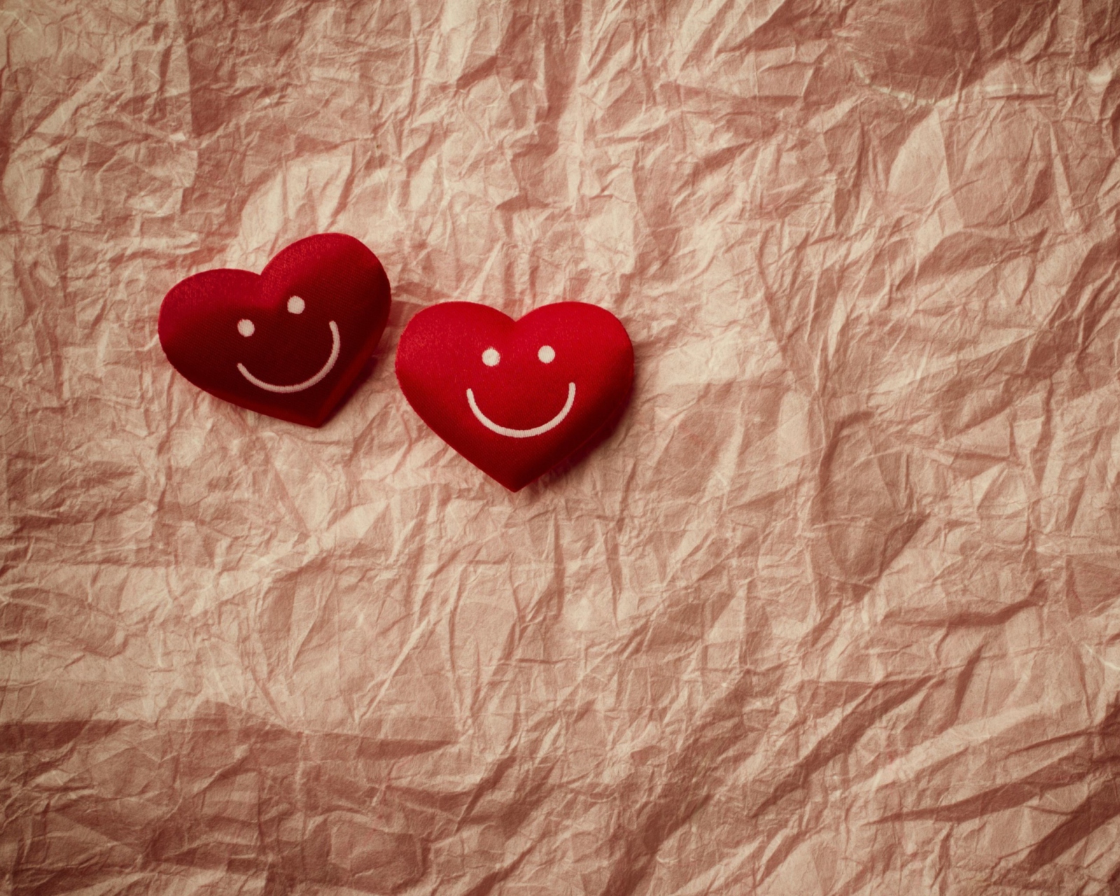 Обои Smiling Hearts 1600x1280