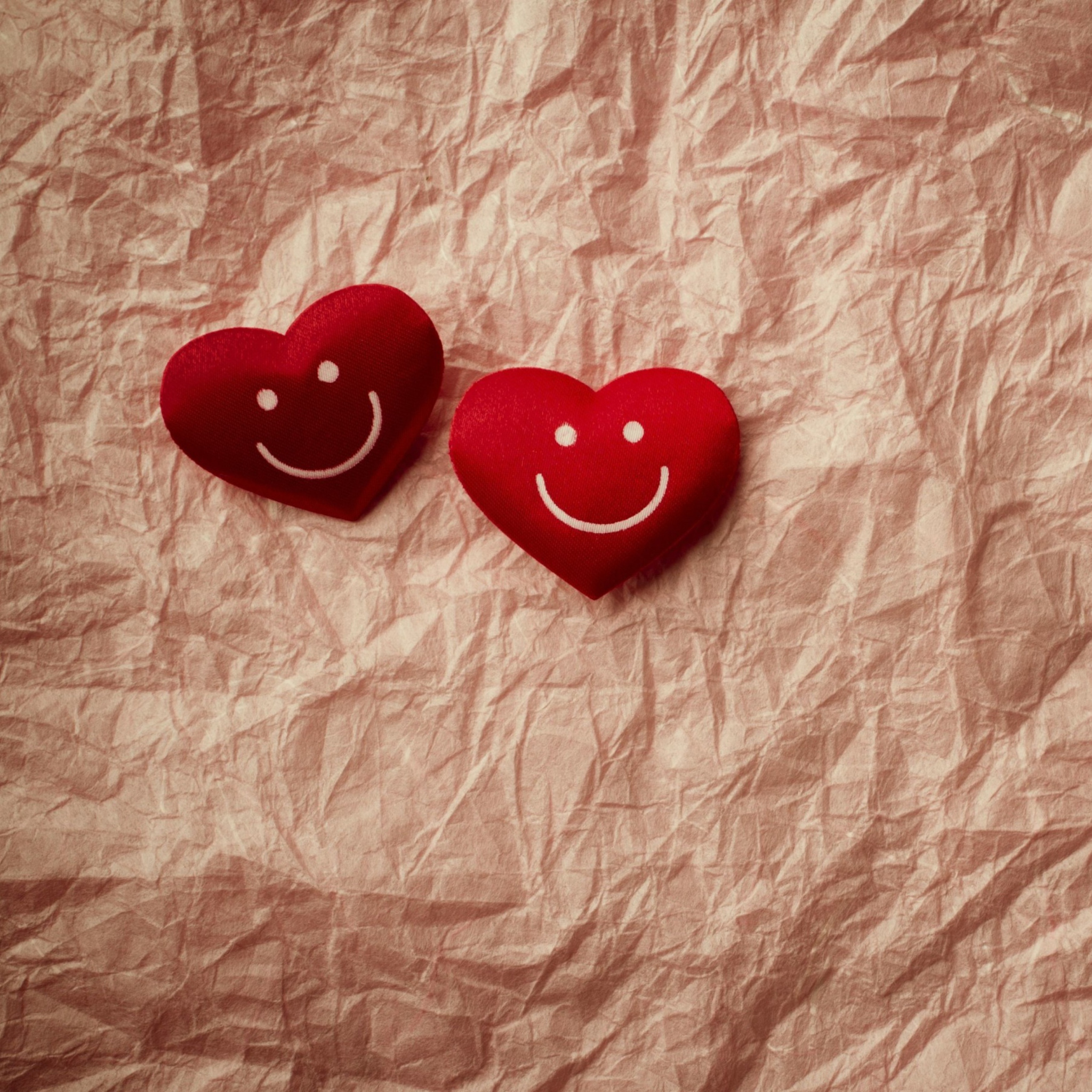 Das Smiling Hearts Wallpaper 2048x2048