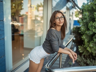 Обои Pretty girl in glasses 320x240