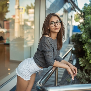 Pretty girl in glasses - Obrázkek zdarma pro 128x128