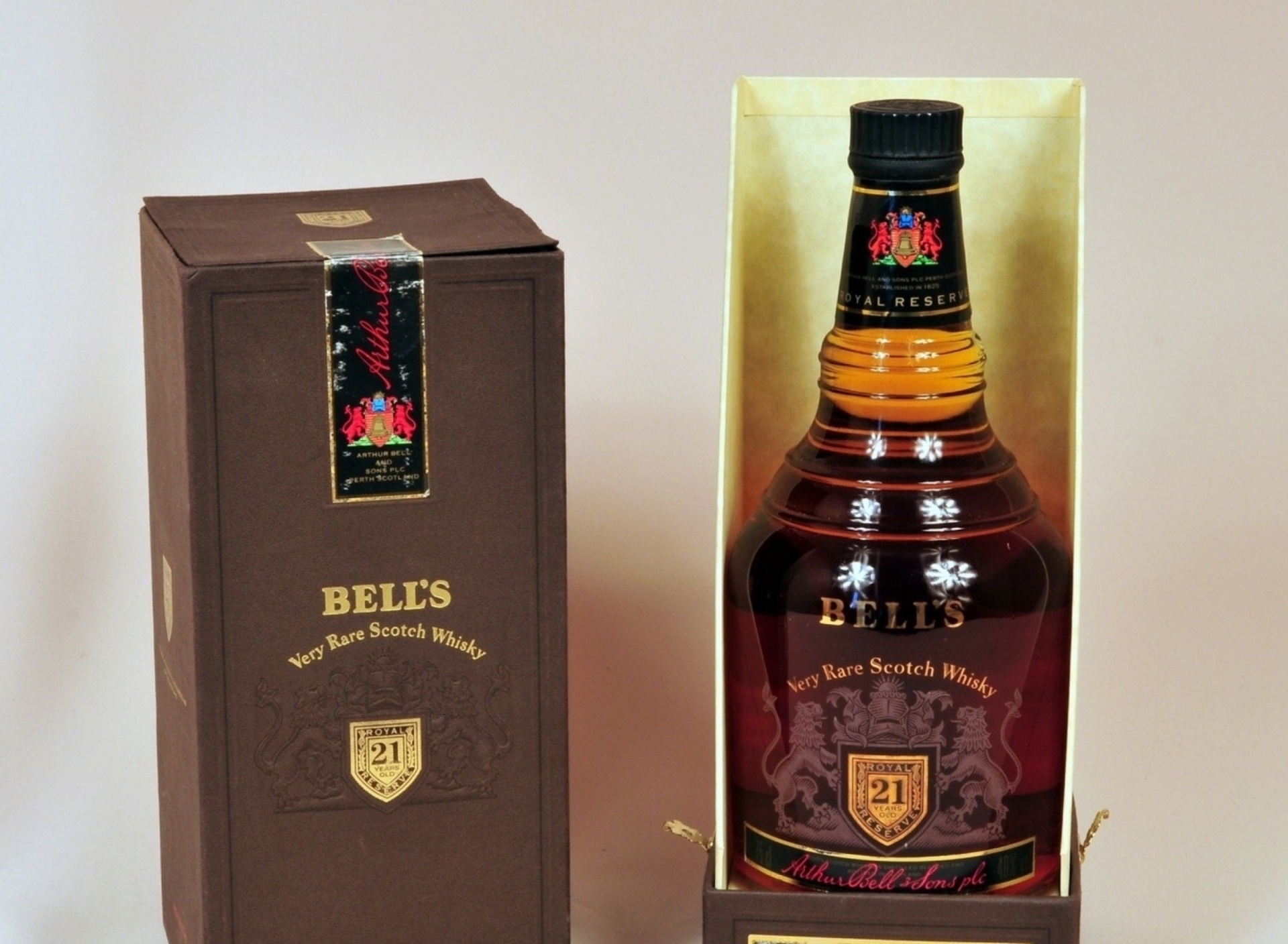 Обои Bells Scotch Blended Whisky 1920x1408