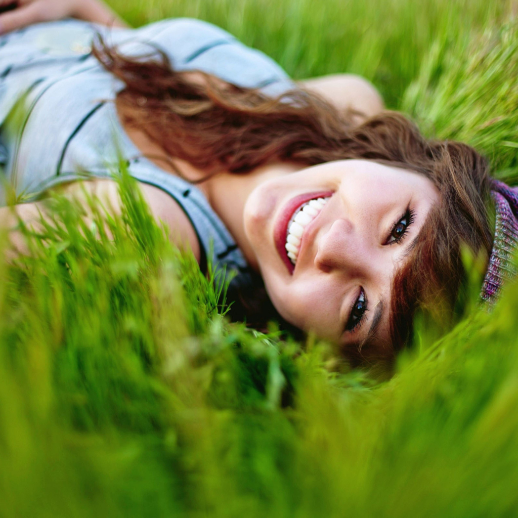 Screenshot №1 pro téma Smiling Girl Lying In Green Grass 1024x1024