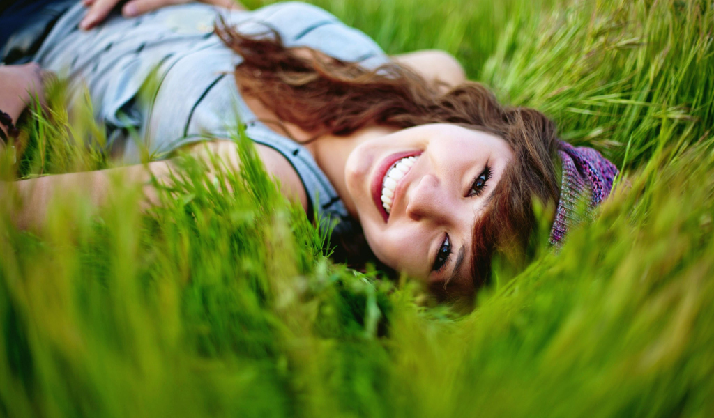 Screenshot №1 pro téma Smiling Girl Lying In Green Grass 1024x600