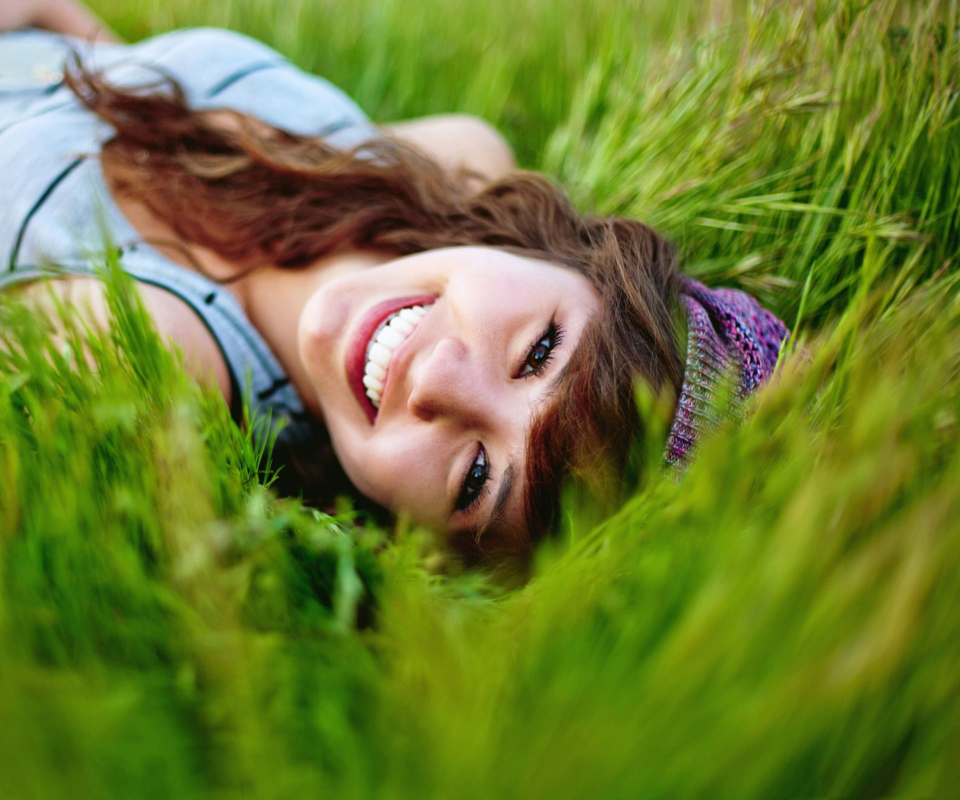 Fondo de pantalla Smiling Girl Lying In Green Grass 960x800