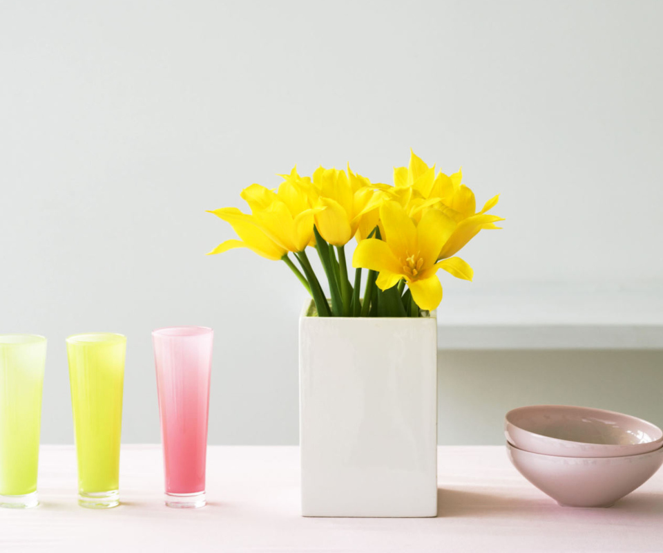 Обои Yellow Flowers In Vase 960x800