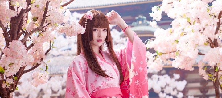 Sfondi Japanese Girl in Kimono 720x320